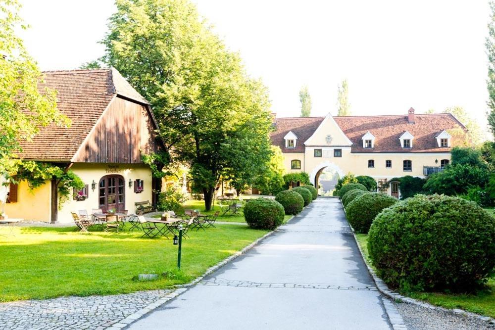 Schlosshotel Obermayerhofen Sebersdorf Exterior photo